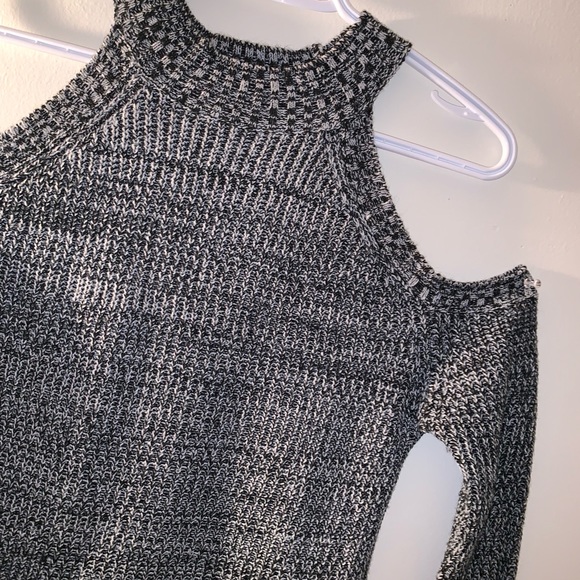 Magazine | Cut-Out Shoulder Long Sleeve - Picture 3 of 5